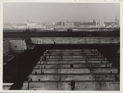 1003129 Gezicht op de Galecopperbrug en de stad Utrecht, vanaf een dak van een torenflat van het Herwijnenplantsoen te ...